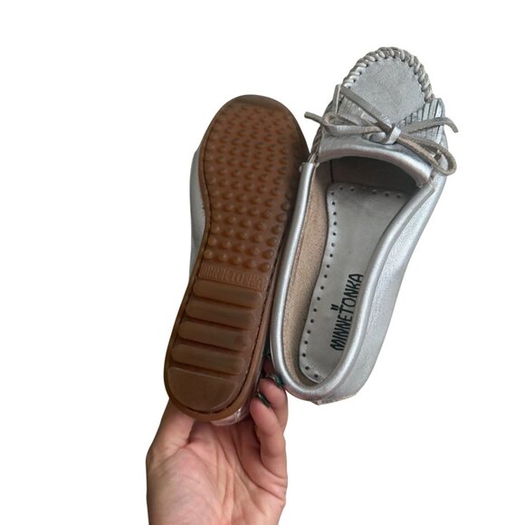 MINNETONKA Silver Leather Moccasins Flats Size US 6 - Picture 3 of 8